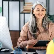 Une RH utilisant son SIRH durant un entretien avec un collaborateur