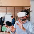 Une personne utilise un casque VR 