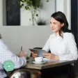 Un entretien entre deux personnes, au travail.