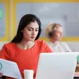 Une RH consulte le DUERP de son entreprise sur son ordinateur