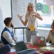 Une chargée RH qui présente un projet à des managers