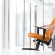 Femme qui change de chaise de bureau durant la semaine de la QVT