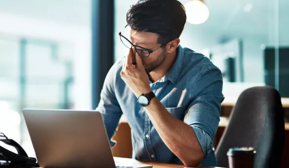 homme en burn out au travail