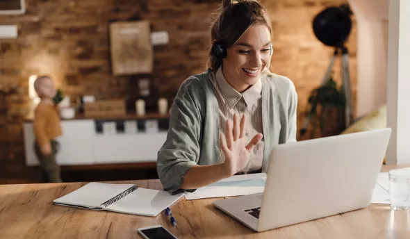 femme en télétravail sur l'ordinateur