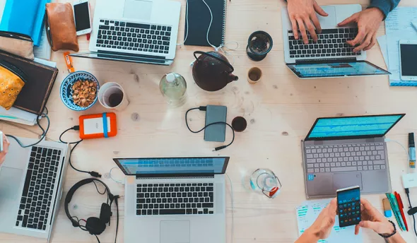 bureau rempli ordinateurs portables