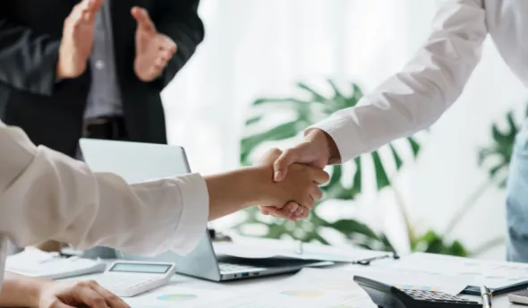 serrage de main pour illustrer un recrutement