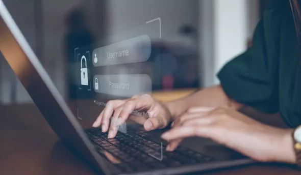 personne qui travail sur un ordinateur