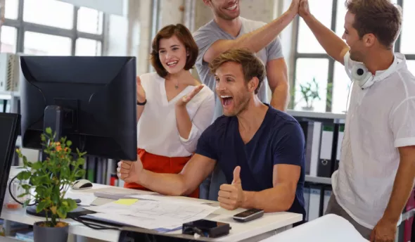 équipe salariés enthousiaste 