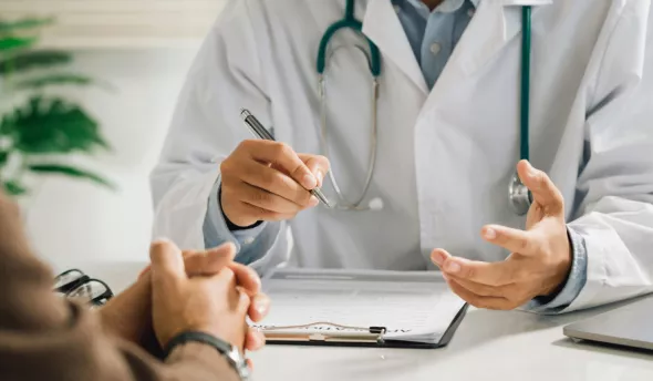 un médecin qui prescrit à un patient