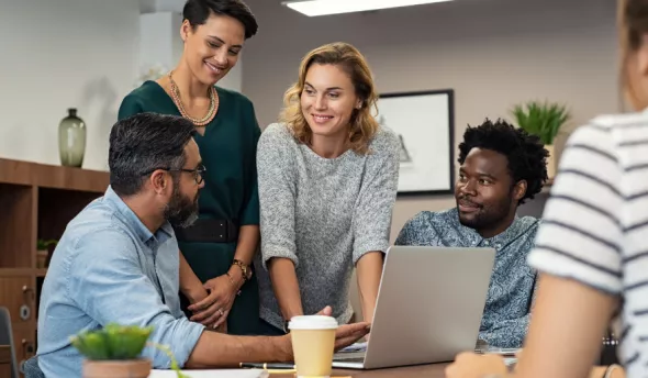 equipe en train de discuter