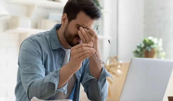 salarié fatigué devant son ordinateur