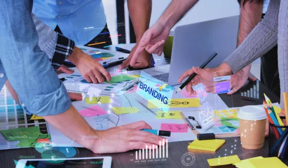 équipe qui discute du personal branding