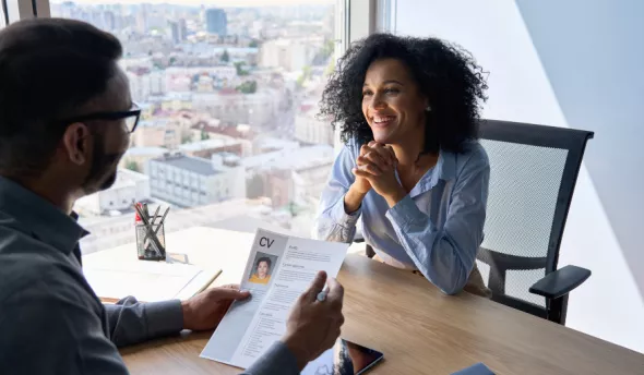 échange entre deux personnes dans le cadre d'un entretien