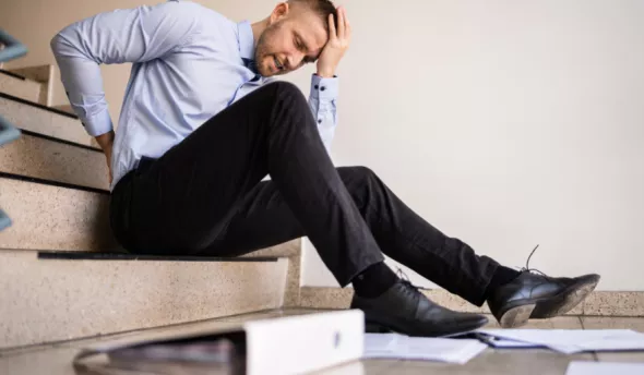homme tombant dans son lieu de travail