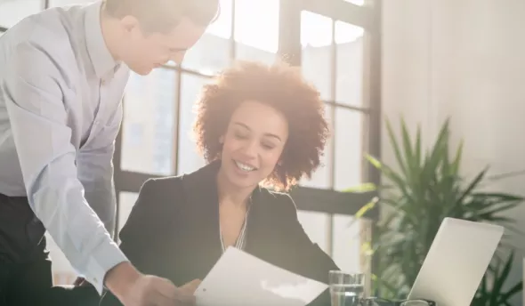 collaborateur donnant son feedback collègue