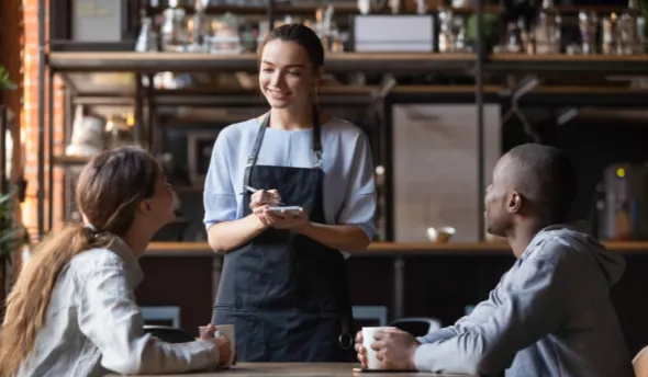 serveuse prenant la commande de clients