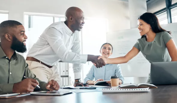 nouveau collaborateur qui serre la main à son collègue