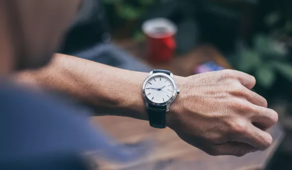 travail posté : un homme regarde sa montre