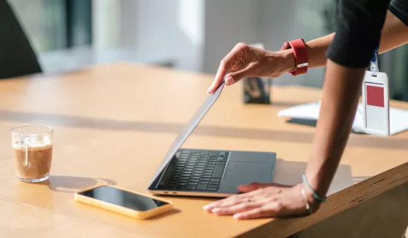 femme fermant son ordinateur pour partir en vacances