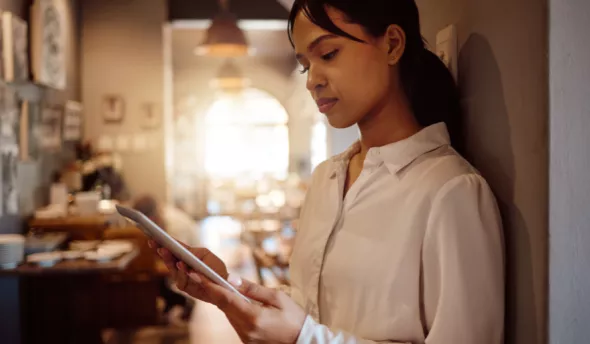 une femme qui consulte sa tablette