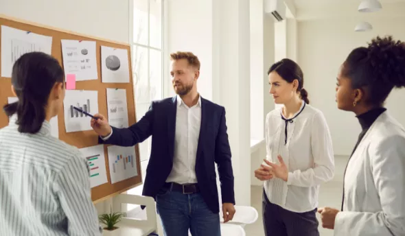 un manager qui discute avec ses collaborateurs