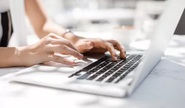 femme qui gère des congés sur ordinateur