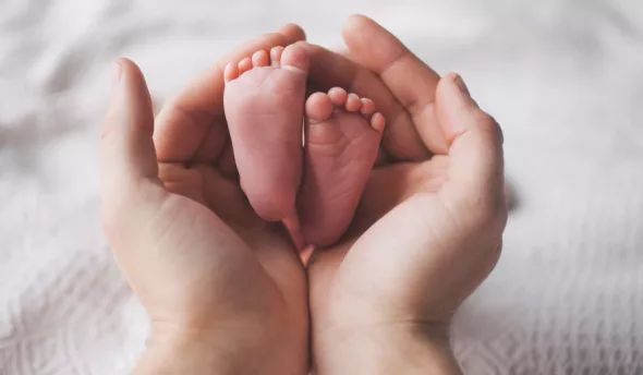 femme avec son bébé