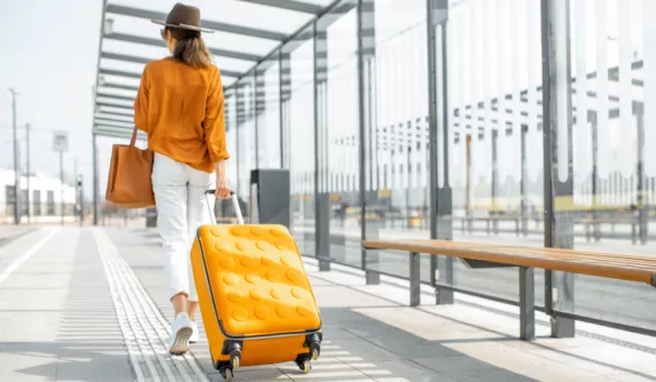 femme partant en vacances