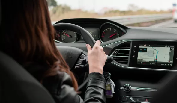 femme qui conduit sa voiture pour travailler