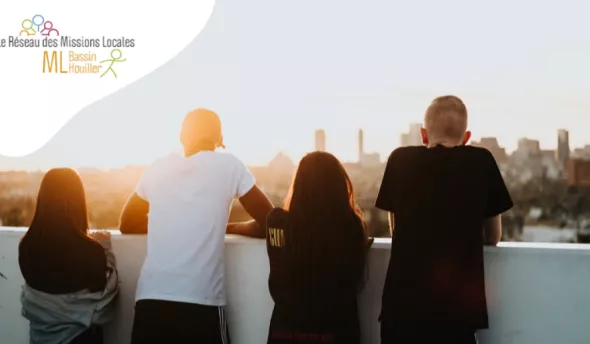 4 personnes qui regardent un paysage