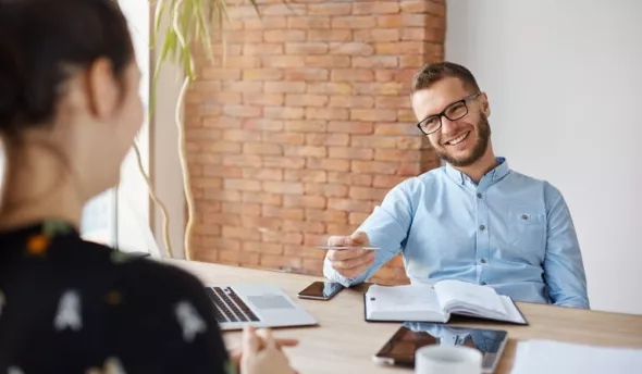 Manager-collaborateur-pendant-entretien-pro