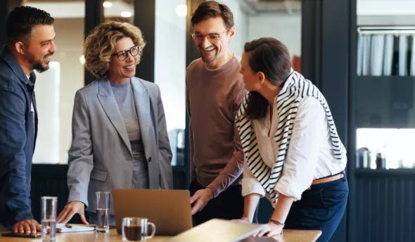 équipe devant un ordinateur