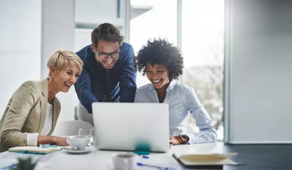 équipe qui regarde un ordinateur 