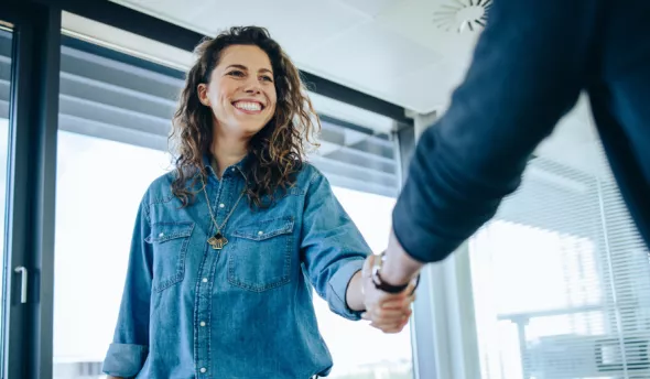 recruteuse souriante