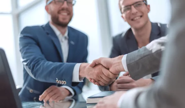 un homme qui sert la main 