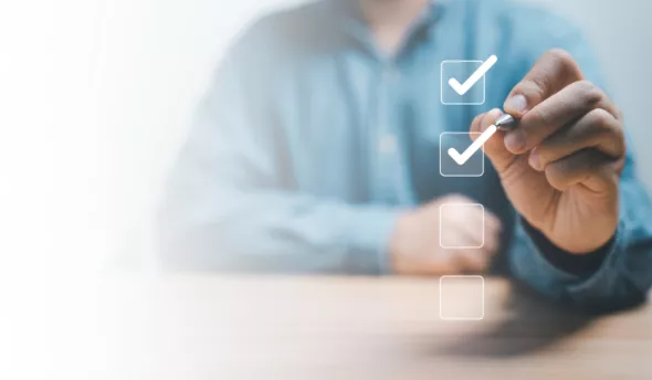 un homme qui coche des cases 