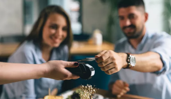 homme payant au restaurant
