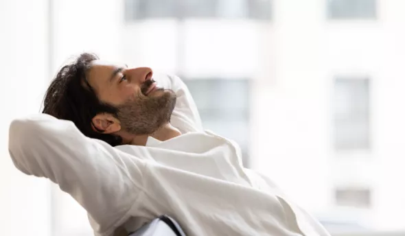 homme qui se détend au bureau