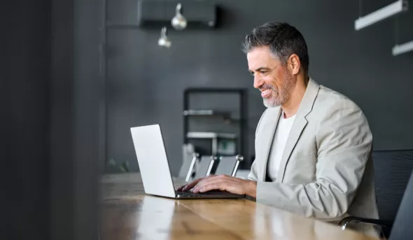 un homme qui travaille sur son ordinateur
