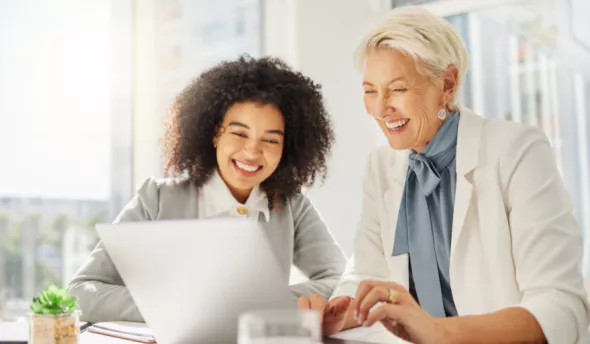 junior et senior travaillant ensemble