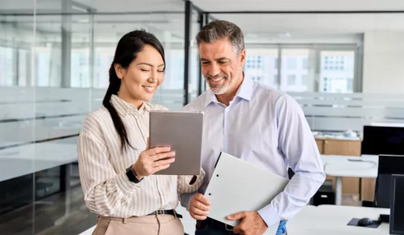 collègues devant un ordinateur