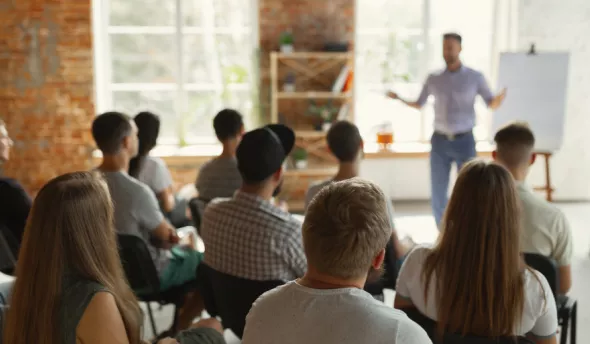 Formateur donnant une formation