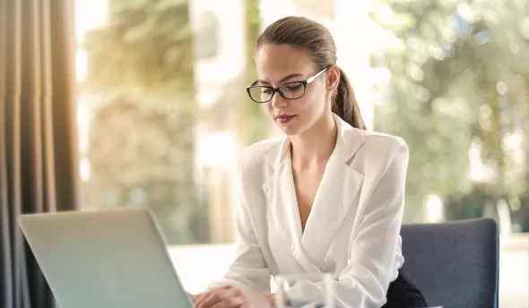 Jeune professionnelle qui utilise son ordinateur 