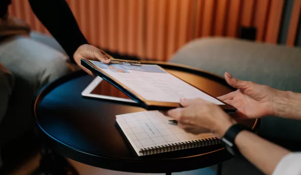Un manager reçoit et observe un CV