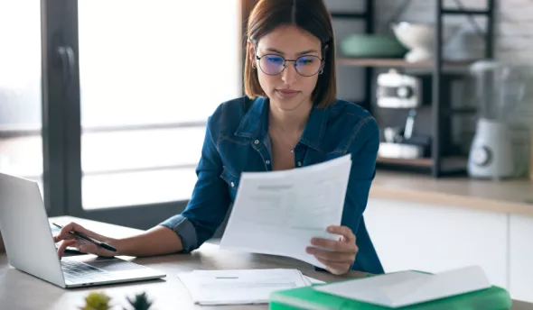 RH en train de regarder un document