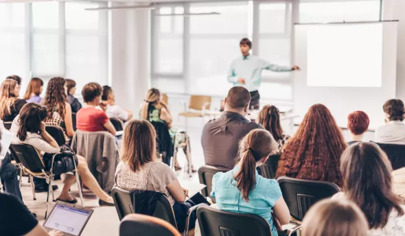 Un formateur qui donne une formation à des collaborateurs