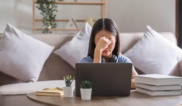 Femme qui regrette son erreur