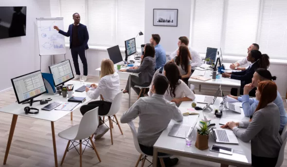 Collaborateurs en train de suivre une formation