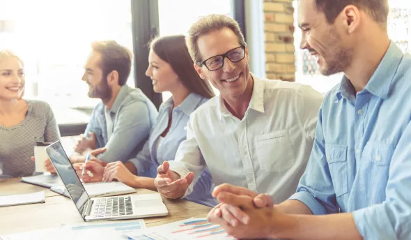 réunion d'équipe souriante 