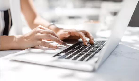 femme devant ordinateur